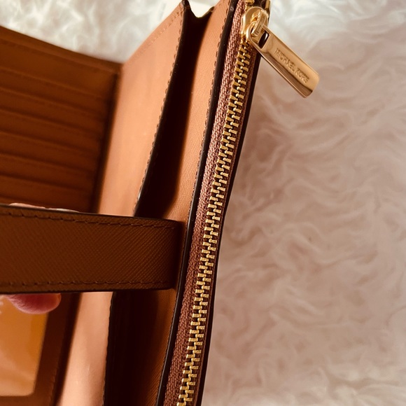 Michael Kors Double Zipper pockets ID CC and money pockets NWT leather and Logo - Picture 7 of 11